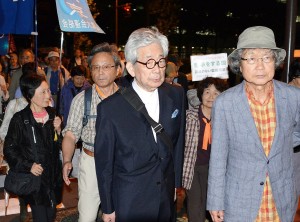 大江健三郎・鎌田慧（右）両氏らとともに国会前に向う参加者たち。（撮影／山田旬）