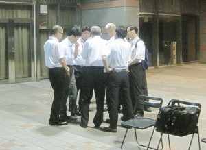 国立競技場（東京都）軒下で野宿者への工事説明の打合せをするJSC職員。（撮影／小川てつオ）