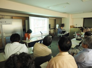 加藤直樹氏による講演の様子。日本と韓国の書店棚の比較などを行なった。（写真提供／出版労連）