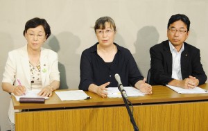 福島県庁内で会見する告訴団長の武藤さん（中）、副団長の佐藤さん（右）ら。（撮影／藍原寛子）