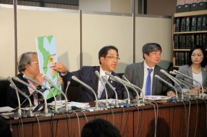 口頭弁論終了後に会見する函館市の工藤壽樹市長（中央）と弁護団。（撮影／小石勝朗）