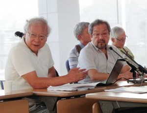 和歌山地裁の決定に反論する安田弁護士（前列左）と石塚弁護士（同右）。（撮影／片岡健）