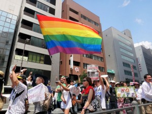 ＬＧＢＴ（セクシャル・マイノリティ）のシンボルでもあるレインボー・フラッグを持って行進する人々。（撮影／松岡瑛理）