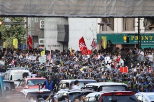 靖国・九段下交差点の付近で厳重警備にあたる機動隊。（撮影／兼子草平）