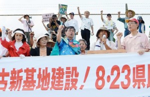 ８月23日、米軍普天間基地の辺野古移設反対を訴える稲嶺進名護市長（中央）ら。（撮影／本誌取材班）