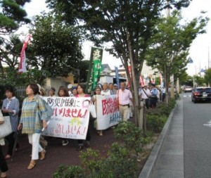 市民による抗議活動。高級住宅地に珍しいデモ行進も実施された。（撮影／たどころあきはる）