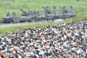 ８月24日に東富士演習場で実施された陸上自衛隊の総合火力演習には多くの市民が足を運び、歓声をあげた。当日だけで約３億5000万円にのぼる防衛予算が消化されている。（撮影／池田哲平）