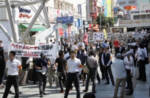 在特会のスピーチに対してカウンター勢が一斉に「帰れ！」コールを始めた。千葉駅前にて。（撮影／本誌取材班）