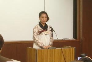 第一回口頭弁論後に開かれた支援集会で決意を述べる李信恵さん＝10月７日。（撮影／平野次郎）