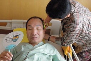 病室のベッドに横たわる袴田巌さん。(撮影/浜松・袴田巌さんを救う市民の会)
