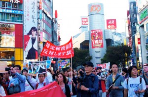 参加者らは音楽に合わせて約３kmの道のりを練り歩いた。（撮影／植田千晶）