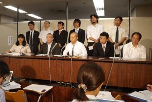 昨年８月の高裁勝利の際、司法記者クラブで会見する原告団。（撮影／渡辺仁）