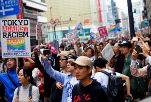 「東京大行進2014」には若者の姿が多く見られ４梯団が「差別撤廃」を掲げて行進した。（撮影／植田千晶）