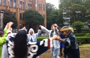 東京大学内で伝統舞踊により先祖の霊を慰めるアイヌ民族とその支援者。（撮影／根岸恵子）