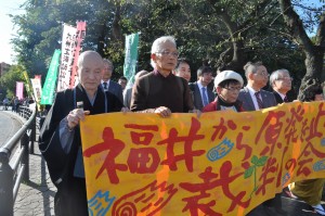 11月５日、名古屋高裁金沢支部に入る大飯原発差し止め訴訟控訴審の原告住民ら。左端は中嶌哲演原告団長。（撮影／伊田浩之）