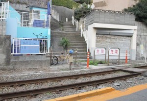 七里ヶ浜駅付近の線路横断路には警告灯（中央）をつけるのみの対策が施されている。（撮影／渡部睦美）