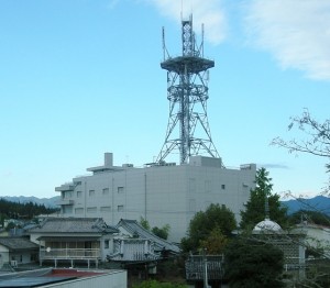 健康被害を多発させている小林市内のドコモ基地局。電磁波の影響が疑われる。（撮影／加藤やすこ）