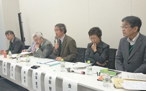 １月22日、記者会見で「問題」について説明する林博史・関東学院大学教授（中央）。（撮影／編集部）