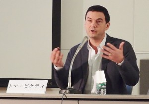 東京・日仏会館で講演するトマ・ピケティ教授。（2015年１月30日、撮影／赤岩友香）