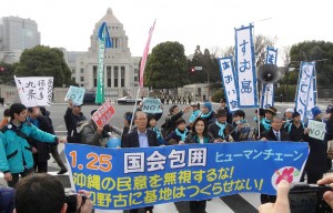 １月25日の国会包囲では「人間の鎖」が２回実施され、いずれも成功した。（撮影／内原英聡）