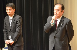 浅野目義英埼玉県議（写真左・民主）の国政報告会に駆けつけた上田清司知事。（撮影／横田一）