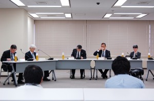 山形浩史管理官の説明を聞く原子力規制委員ら。（撮影／まさのあつこ）