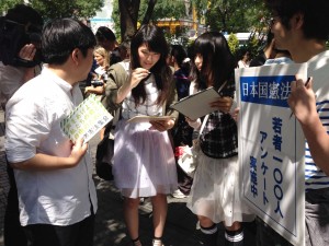 「戦争参加は反対です」。アンケートに答える高校１年女子。（撮影／片岡伸行）