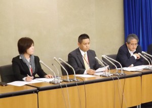 勝利命令を受けて会見するファミマ加盟店ユニオンの酒井孝典執行委員長（写真中央）ら。（撮影／渡辺仁）