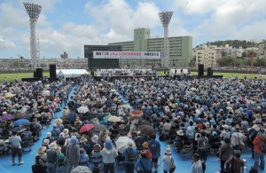 会場の沖縄セルラースタジアム那覇には３万5000人が結集。（撮影／本誌取材班）
