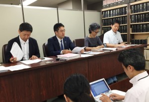 司法記者クラブで会見する新聞労連の役員と今泉義竜弁護士（左から２人目）ら。（撮影／片岡伸行）