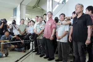 訪米を前に那覇空港に詰めかけた県民へ向けて決意を語る翁長雄志沖縄県知事。（５月27日、撮影／本誌取材班）