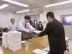 県の担当者（右）に署名簿と要望書を提出する鴨下さんら＝５月15日福島県庁。（撮影／藍原寛子）