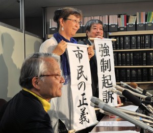 ７月31日、東京・霞が関の司法記者クラブで会見する福島原発告訴団団長の武藤類子さん（中央）ら。（撮影／伊田浩之）