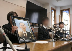 死亡した佐々木俊一巡査の遺影を手に記者会見する遺族と弁護士。（６月29日、撮影／三宅勝久）