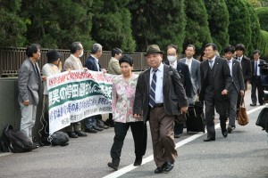 三者協議で裁判所に向かう袴田巌さんの弁護団。中央左は姉・秀子さん。（４月16日、撮影／小石勝朗）