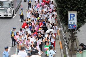 ８月23日、「平和」「多様性」などのメッセージを掲げ東京・渋谷をパレードする人々。（写真／渡部睦美）