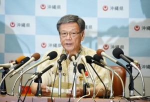 辺野古の埋立承認取り消しを報告する翁長知事。（10月13日、沖縄県庁。撮影／本誌取材班）