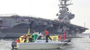 ヨコスカ平和船団が船で抗議。後ろが空母レーガン。（10月１日、横須賀港。提供／新倉泰雄）