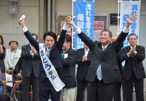 石破茂氏（手前右）らが連日応援したが薄氷の勝利だった佐藤孝弘氏（同左）。（９月12日、撮影／横田一）