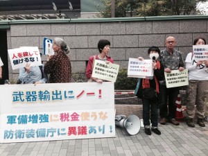 防衛装備庁発足で武器輸出加速に抗議する市民。（10月１日、東京・新宿。撮影／満田夏花）