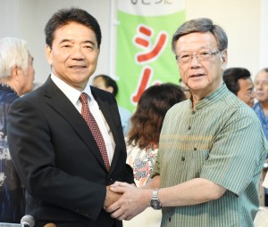 宜野湾市長選挙出馬会見で候補者の志村恵一郎さん（左）と翁長知事。（10月23日、宜野湾市。写真／本誌取材班）