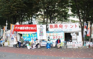 緊張続く経産省前テント。11月６日、東京・千代田区。（撮影／林克明）