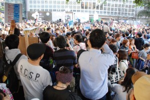 10月18日、渋谷駅ハチ公前広場に集まった人々。（写真／林克明）