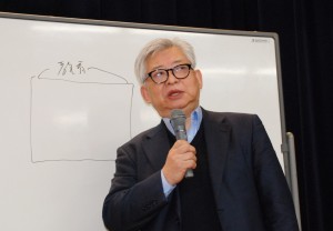 “国民を押し込める四角形”に注意を促す保阪正康氏。（12月６日、東京・渋谷。撮影／林克明）