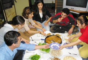 72日間の座り込みを続けたクルド人家族。彼らの食卓の様子。（撮影／織田朝日）