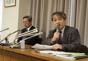 記者会見する植村隆氏（右）と田村信一学長。（11月26日、札幌・北星学園大学内にて。撮影／長谷川綾）