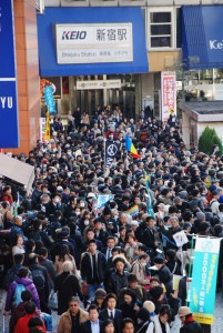 １月５日の東京・京王線新宿駅前は、５０００人の参加者でぎっしり。（撮影／林克明）