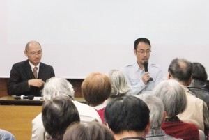 対談する綿井健陽監督（右）と大山勇一弁護士（12月９日、東京都豊島区。写真／林克明）