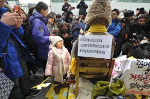 １月６日、在韓日本大使館前。少女像の背には「私はここを動きたくない。世界女性のみなさん、私の恨（ハン）を解いてください」などと書かれている。（撮影／冨田きよむ）