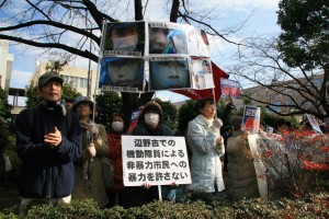 道路を挟んで第四機動隊への抗議を行なう市民。（2015年12月27日、東京・立川市。写真／斉藤円華）